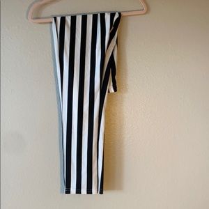 Elastic black and white stripped leggings